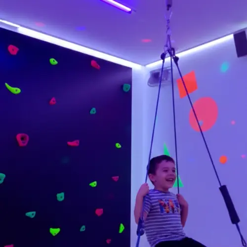 Módulo de Activación integracion sensorial en Neurozen Bogotá: Equipado con hamaca vestibular, túnel de propiocepción y circuitos de motricidad gruesa para terapias de neurodesarrollo.