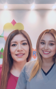 lady-di-paez-lorena-bohorquez-fundadoras-neurozen-cedritos Retrato sonriente de Lady Di Páez y Lorena Bohórquez, fundadoras de Neurozen, en su sede de Cedritos. La imagen muestra a las dos profesionales apasionadas por el neurodesarrollo y el desarrollo humano, vestidas con sus uniformes médicos y de terapia, con el logo del centro al fondo. Ellas representan el compromiso vocacional y la unión de talentos que dio vida a este espacio de cuidado y transformación en Bogotá.